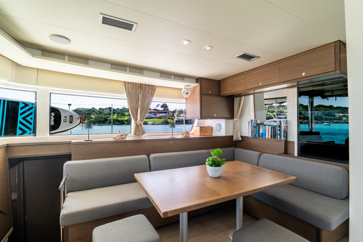 Photo #16 - Lagoon 52F (5 cab) (Big Mama (AC, WM, , Inverter, Tender Lift)) en Portisco - 8541