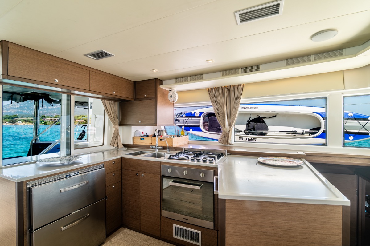 Photo #33 - Lagoon 52F (5 cab) (Big Mama (AC, WM, , Inverter, Tender Lift)) en Portisco - 8541
