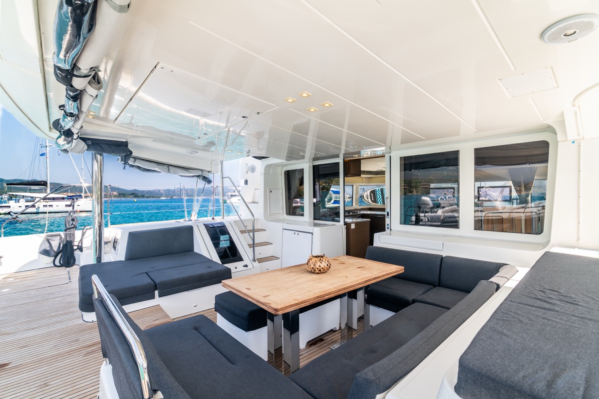 Photo #18 - Lagoon 52F (5 cab) (Big Mama (AC, WM, , Inverter, Tender Lift)) en Portisco - 8541