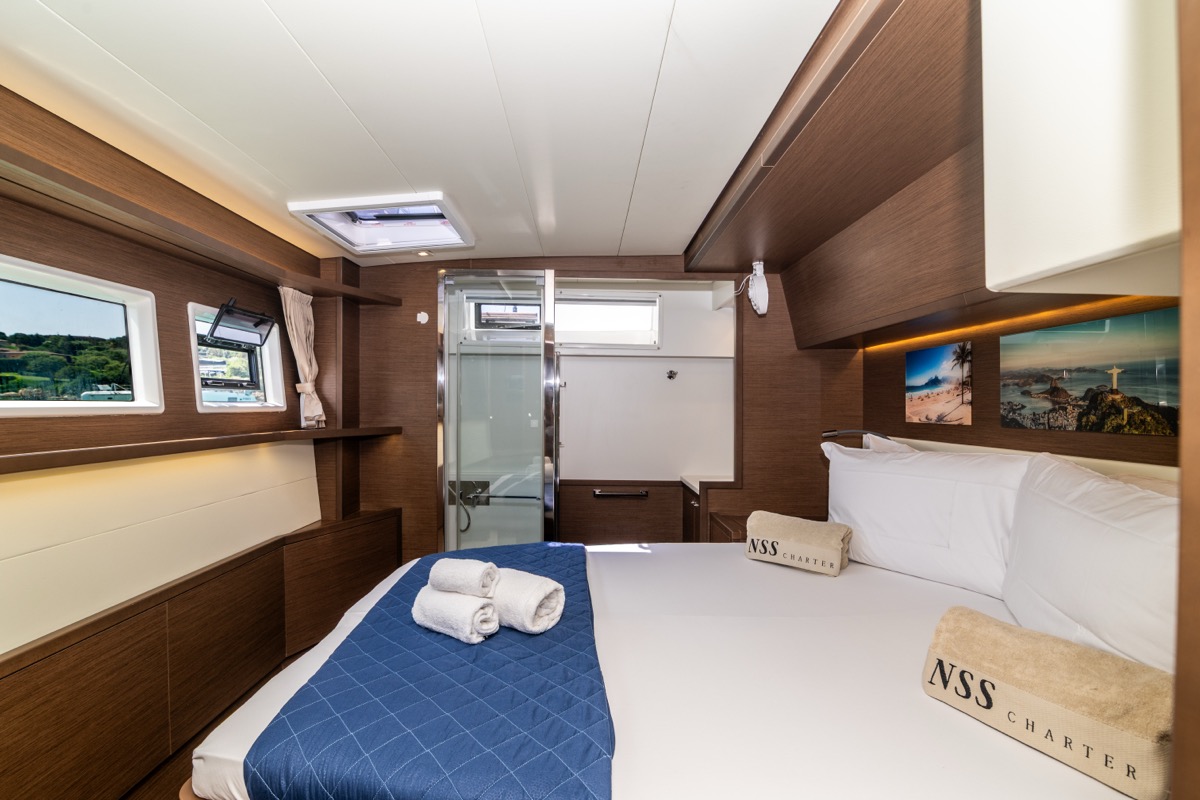 Photo #63 - Lagoon 52F (5 cab) (Big Mama (AC, WM, , Inverter, Tender Lift)) en Portisco - 8541