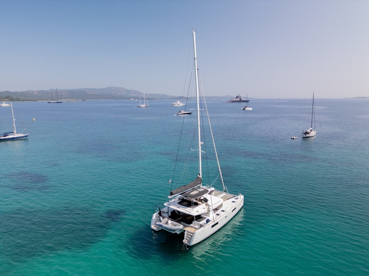 Photo #14 - Lagoon 52F (5 cab) (Big Mama (AC, WM, , Inverter, Tender Lift)) en Portisco - 8541