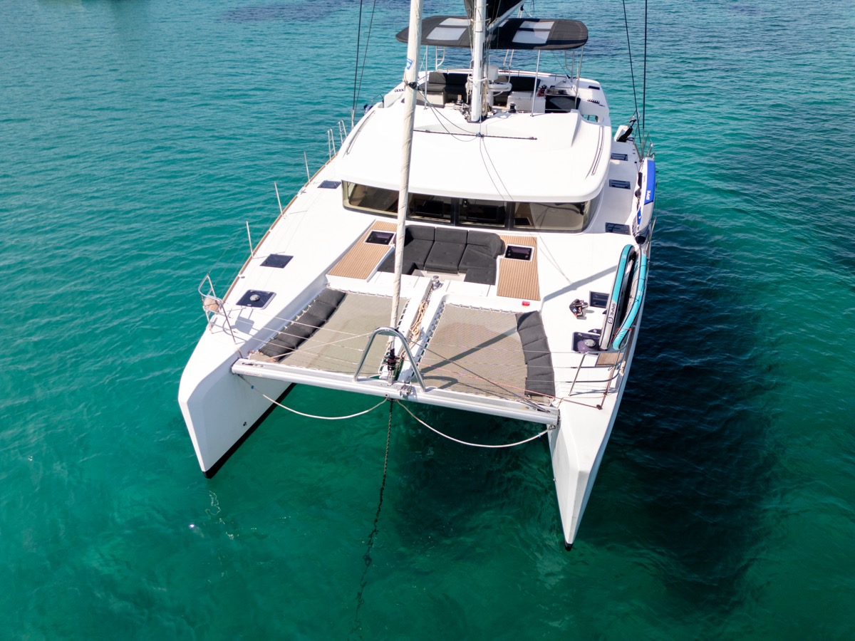 Photo #47 - Lagoon 52F (5 cab) (Big Mama (AC, WM, , Inverter, Tender Lift)) en Portisco - 8541