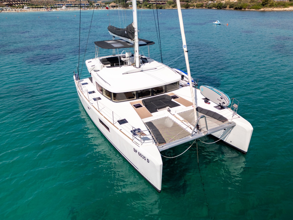 Photo #22 - Lagoon 52F (5 cab) (Big Mama (AC, WM, , Inverter, Tender Lift)) en Portisco - 8541