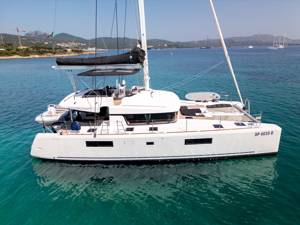 Photo #20 - Lagoon 52F (5 cab) (Big Mama (AC, WM, , Inverter, Tender Lift)) en Portisco - 8541