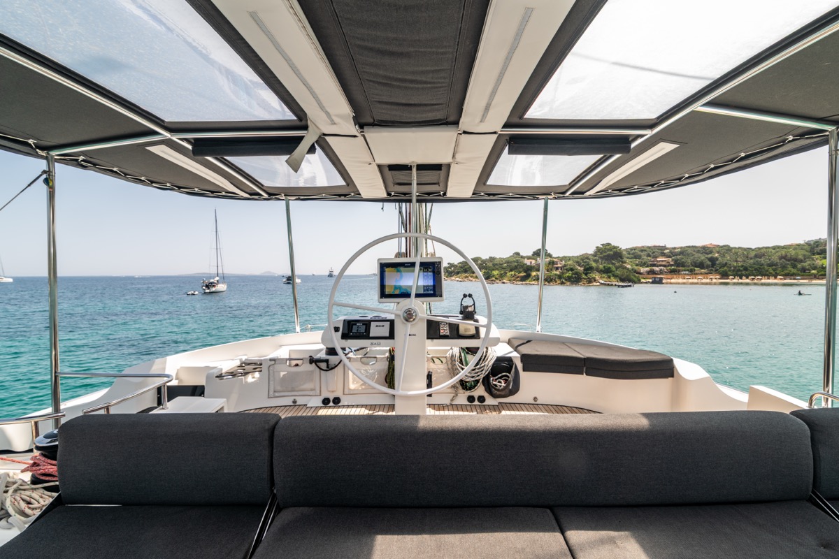 Photo #24 - Lagoon 52F (5 cab) (Big Mama (AC, WM, , Inverter, Tender Lift)) en Portisco - 8541