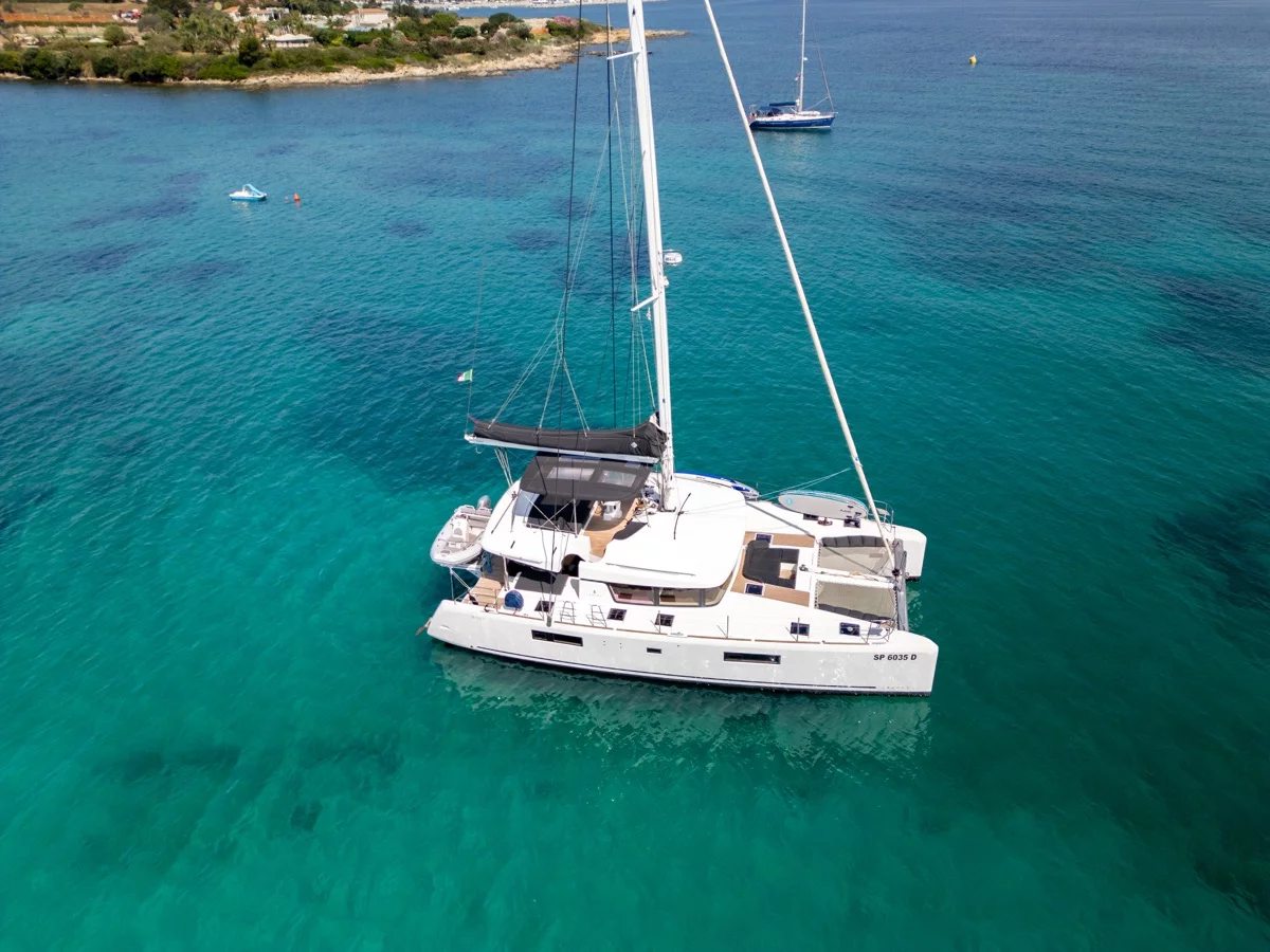 Lagoon 52F (5 cab) (Big Mama (AC, WM, , Inverter, Tender Lift))  - 30