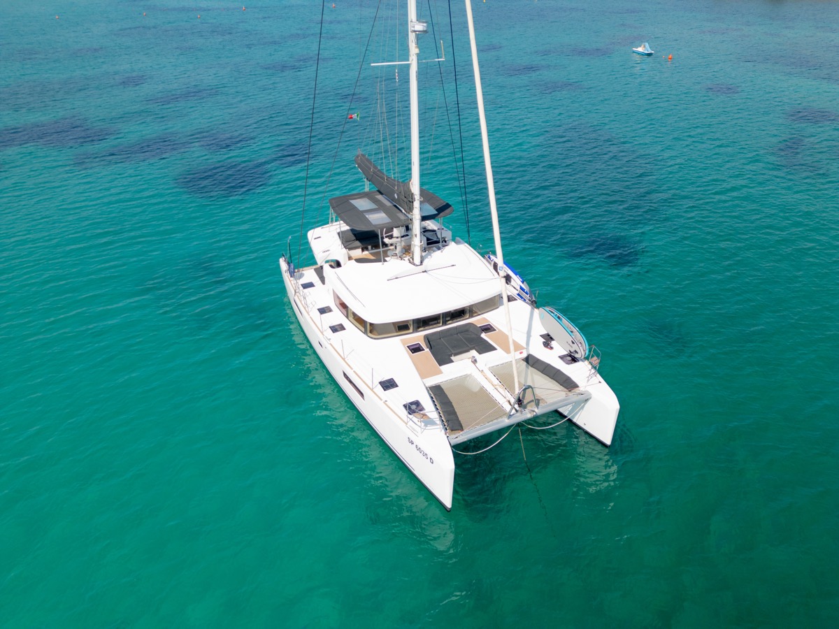 Photo #46 - Lagoon 52F (5 cab) (Big Mama (AC, WM, , Inverter, Tender Lift)) en Portisco - 8541