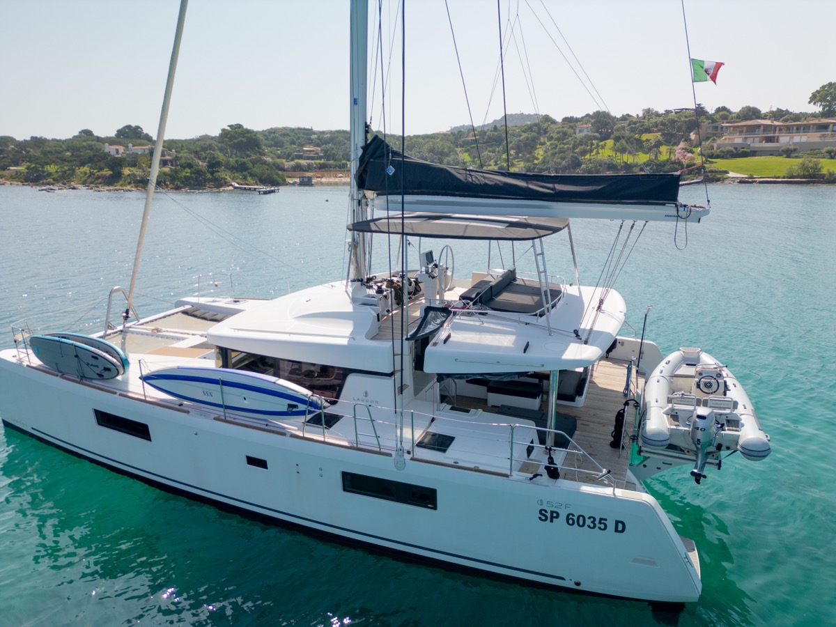 Photo #52 - Lagoon 52F (5 cab) (Big Mama (AC, WM, , Inverter, Tender Lift)) en Portisco - 8541