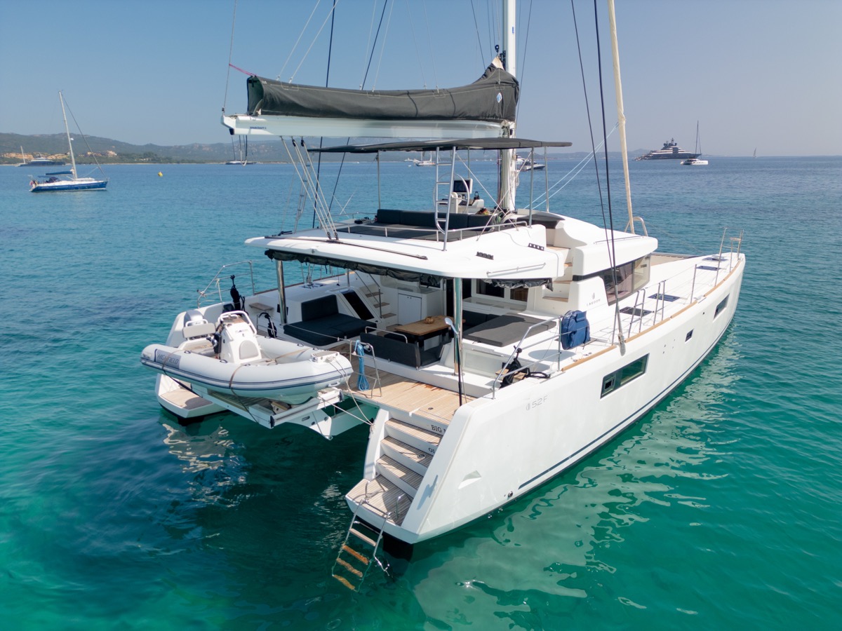 Photo #19 - Lagoon 52F (5 cab) (Big Mama (AC, WM, , Inverter, Tender Lift)) en Portisco - 8541