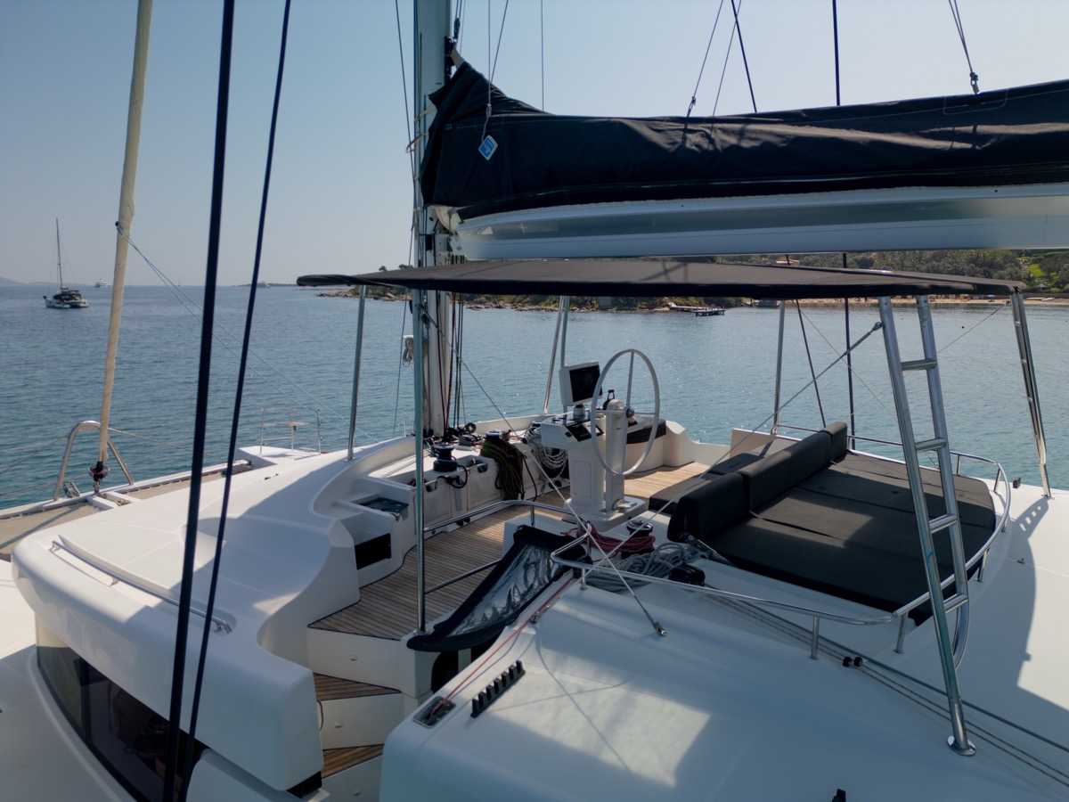 Photo #49 - Lagoon 52F (5 cab) (Big Mama (AC, WM, , Inverter, Tender Lift)) en Portisco - 8541