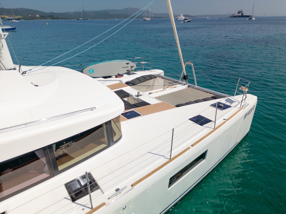 Photo #10 - Lagoon 52F (5 cab) (Big Mama (AC, WM, , Inverter, Tender Lift)) en Portisco - 8541