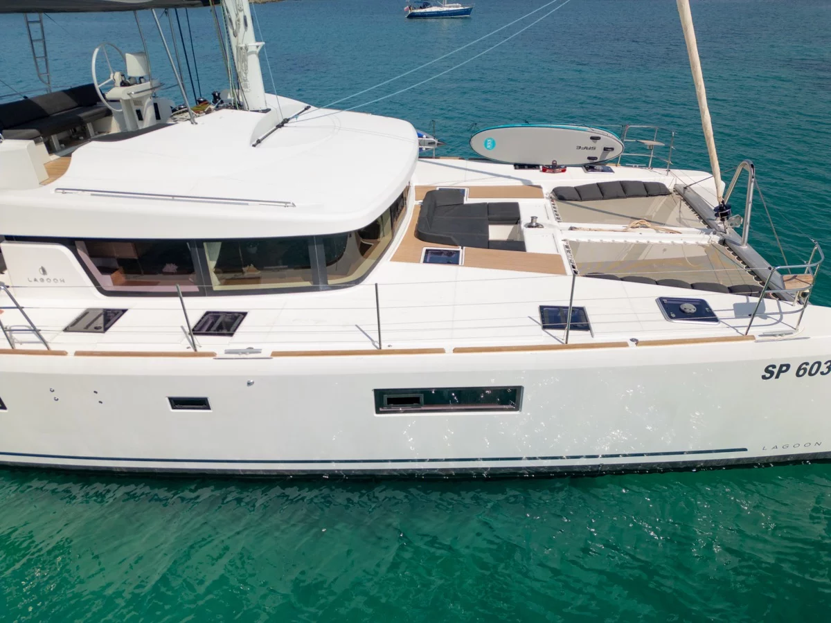Lagoon 52F (5 cab) (Big Mama (AC, WM, , Inverter, Tender Lift))  - 25