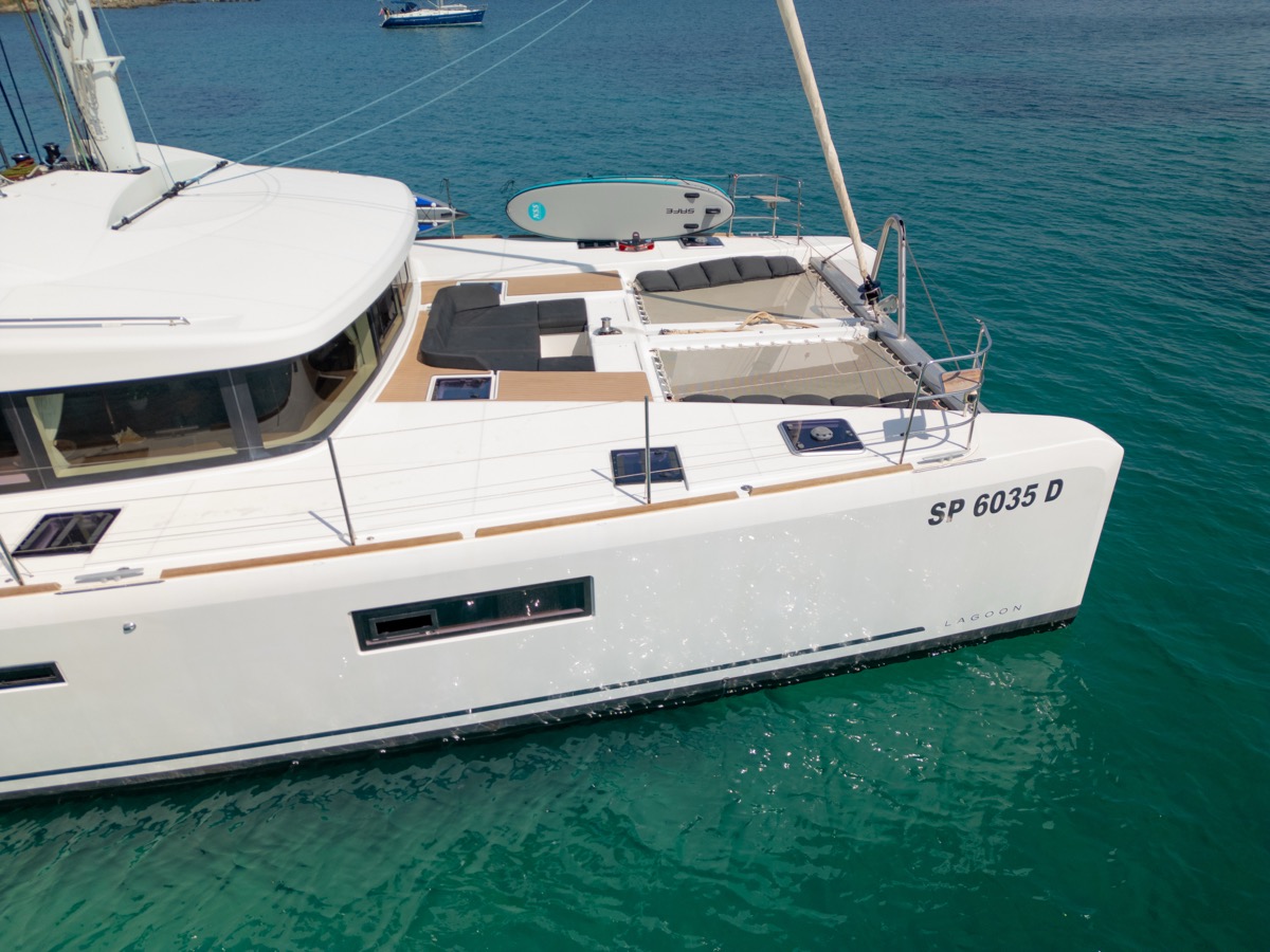 Photo #15 - Lagoon 52F (5 cab) (Big Mama (AC, WM, , Inverter, Tender Lift)) en Portisco - 8541