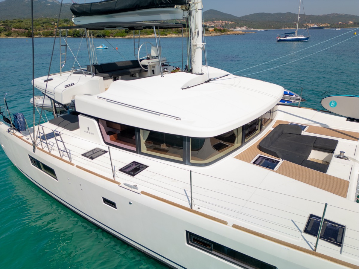 Photo #11 - Lagoon 52F (5 cab) (Big Mama (AC, WM, , Inverter, Tender Lift)) en Portisco - 8541