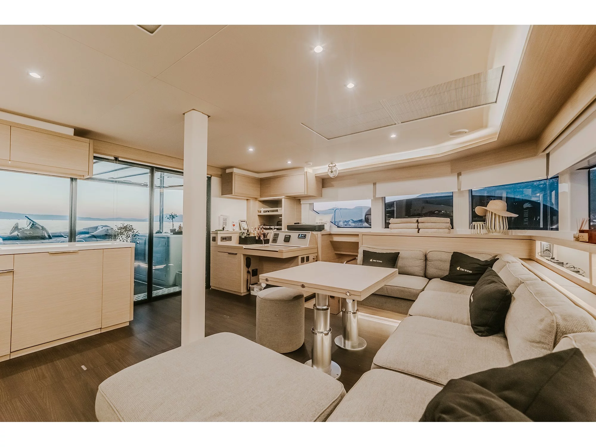 Lagoon 55 (TRI-WING) Interior image - 8