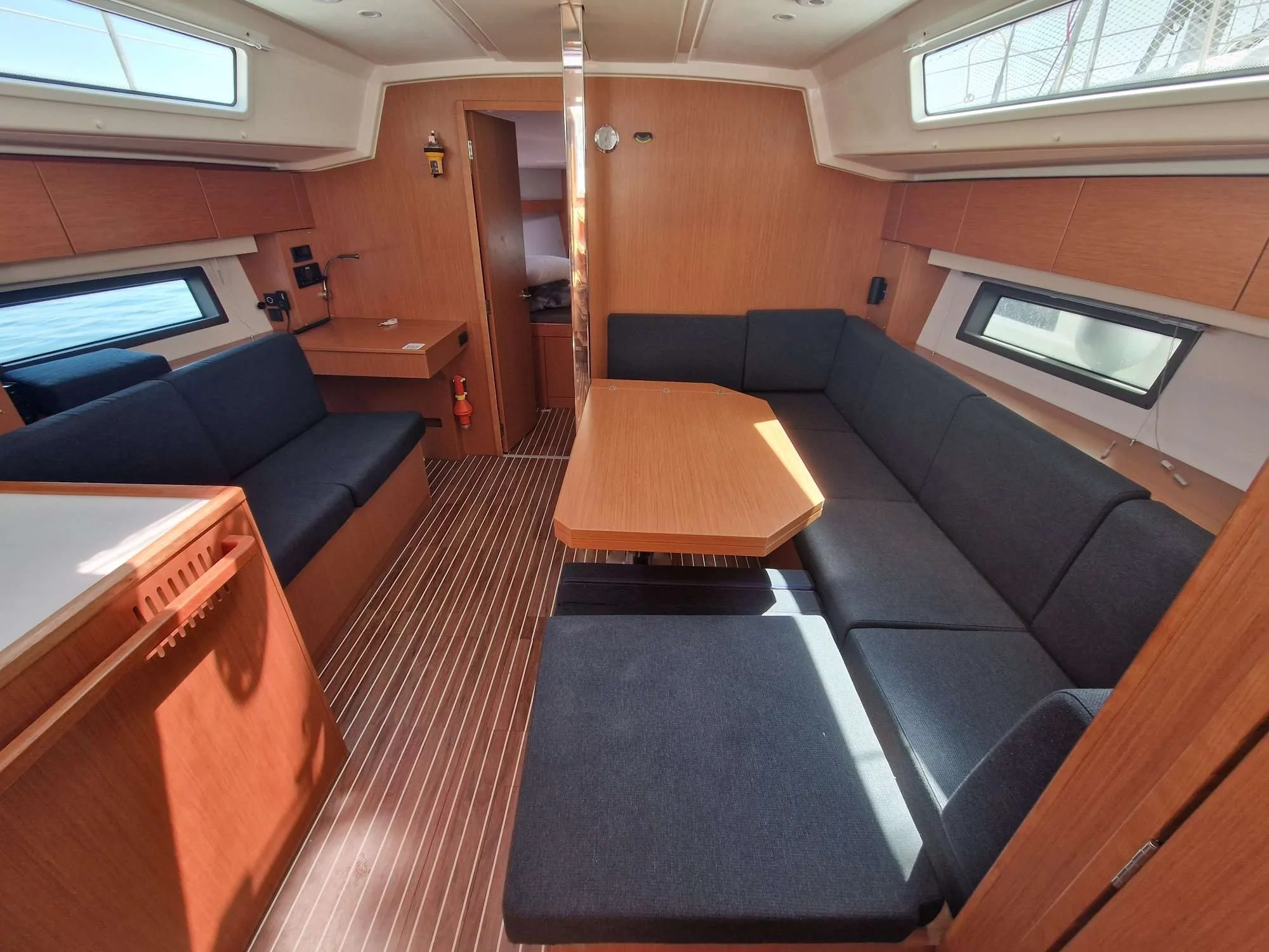 Bavaria C42 (Amalia) Interior image - 7