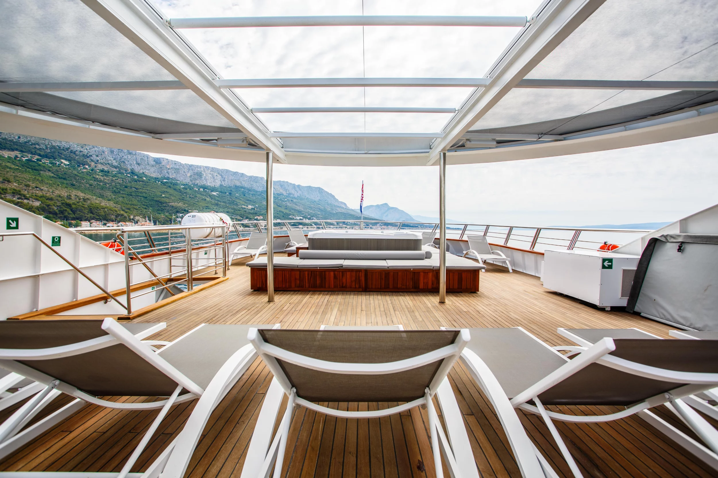Luxury Motor Yacht (Ban)  - 7