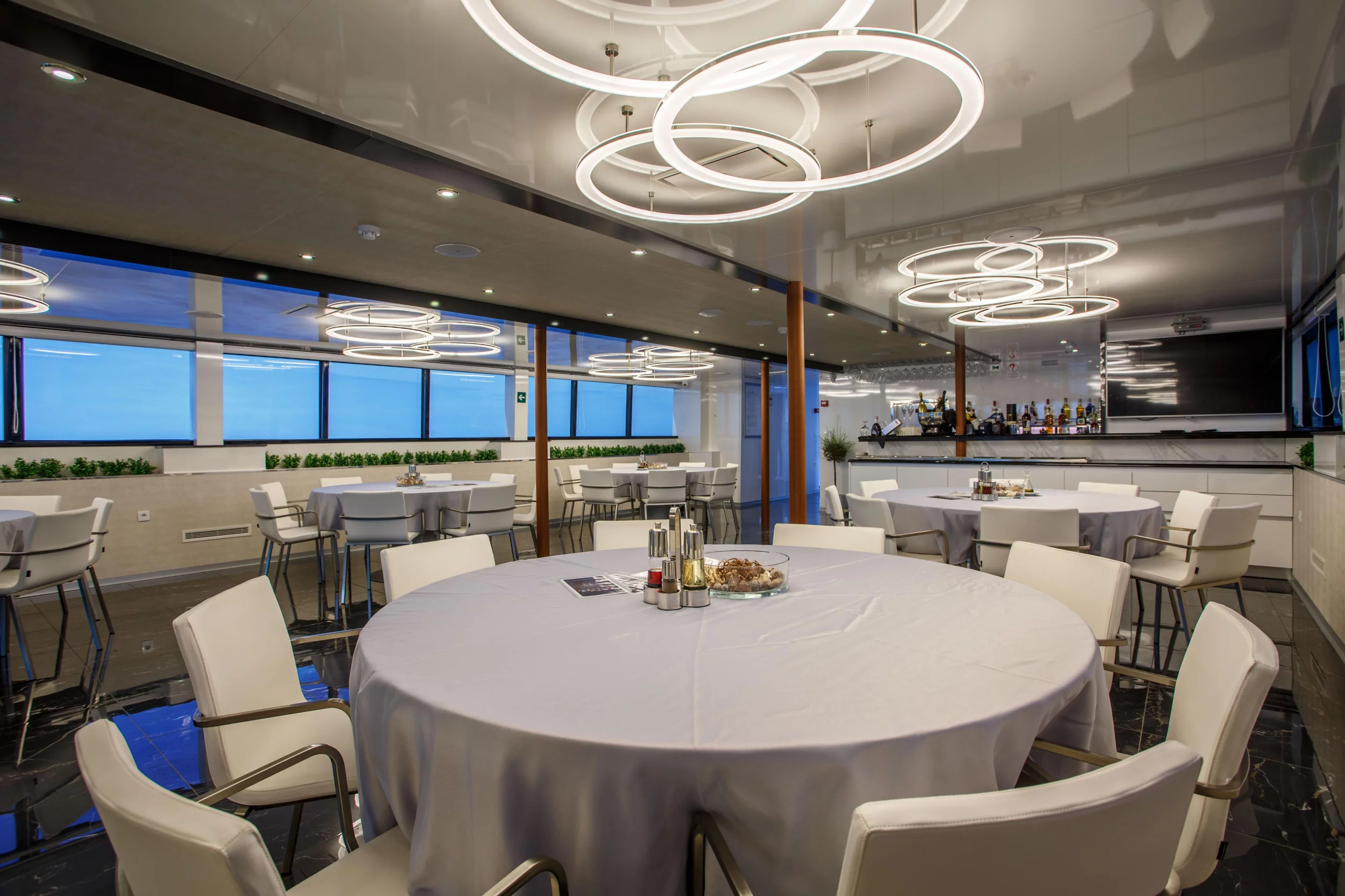 Luxury Motor Yacht (Ban)  - 6
