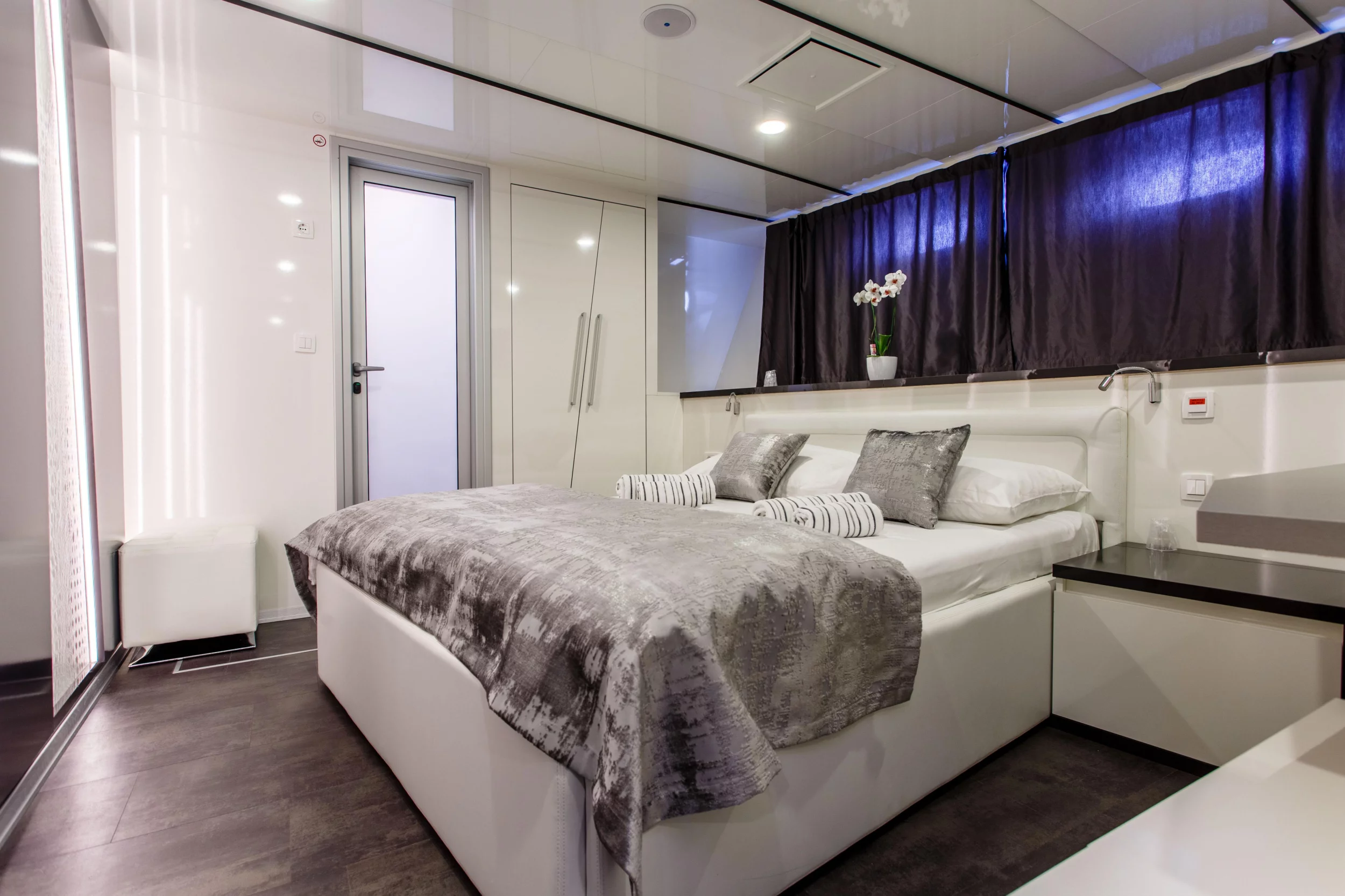 Luxury Motor Yacht (Ban)  - 12