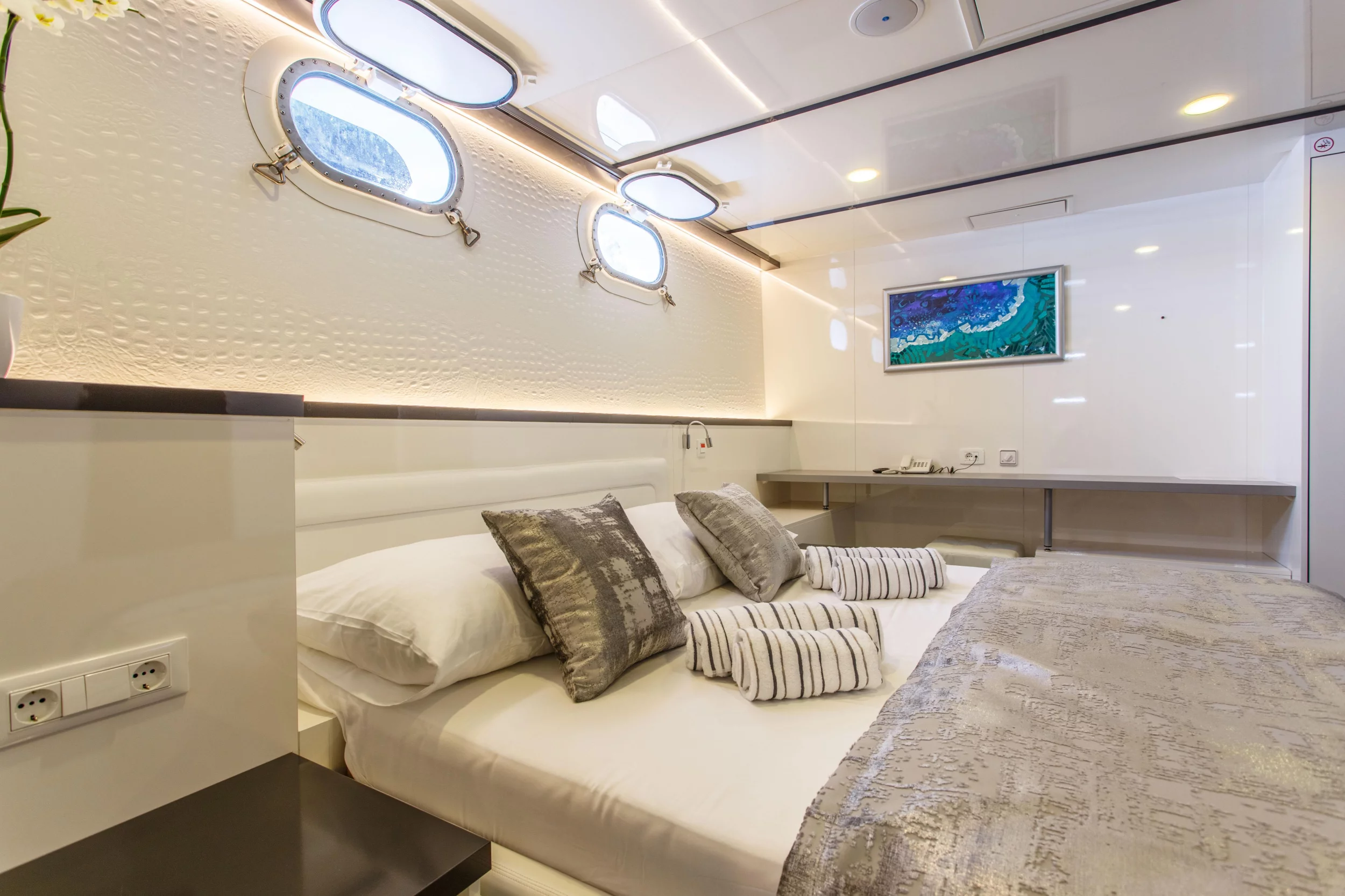 Luxury Motor Yacht (Ban)  - 11