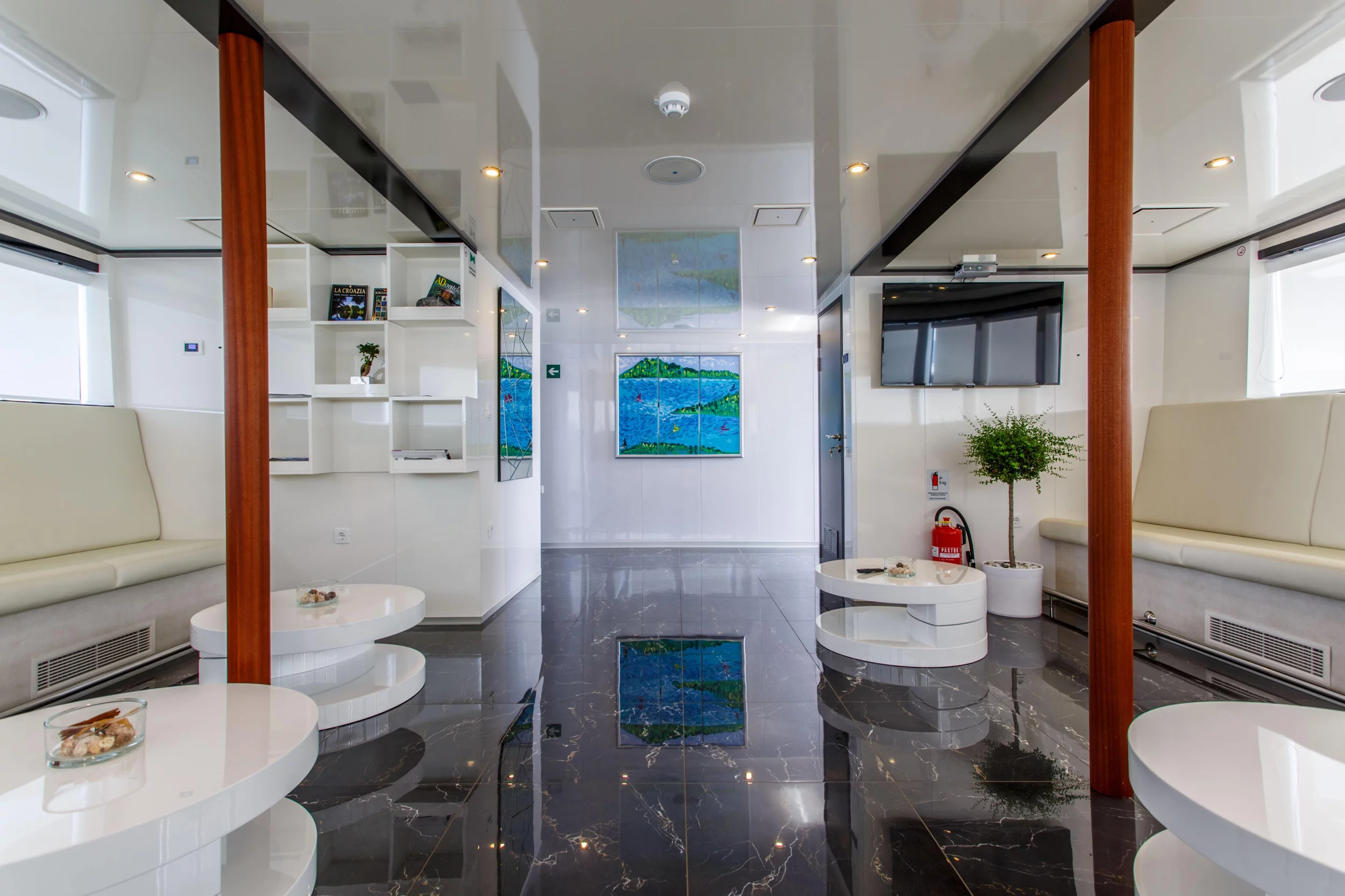 Luxury Motor Yacht (Ban)  - 10