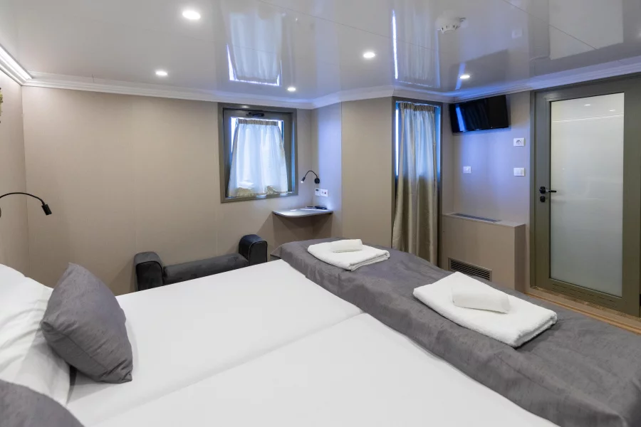 Luxury Motor Yacht (Antaris)  - 15