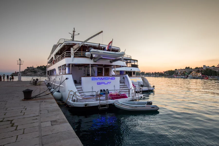 Luxury Motor Yacht (Diamond)  - 35