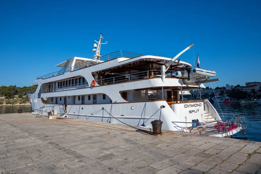 Luxury Motor Yacht (Diamond)  - 54