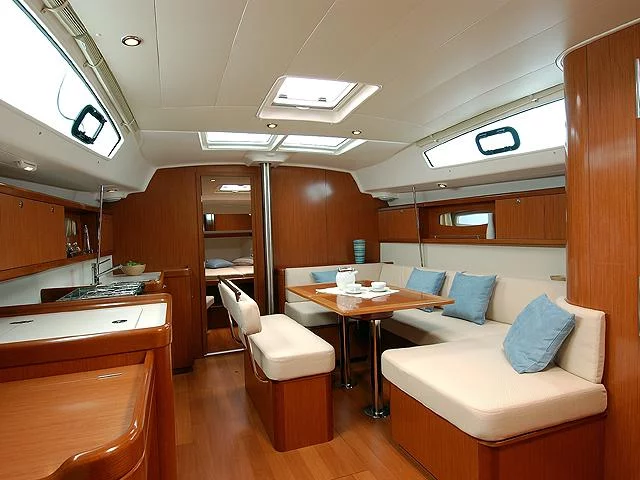 Oceanis 43 (Twins (New sails 2023 - Solar panel-Bow Thruster- A/C)) Interior image - 17