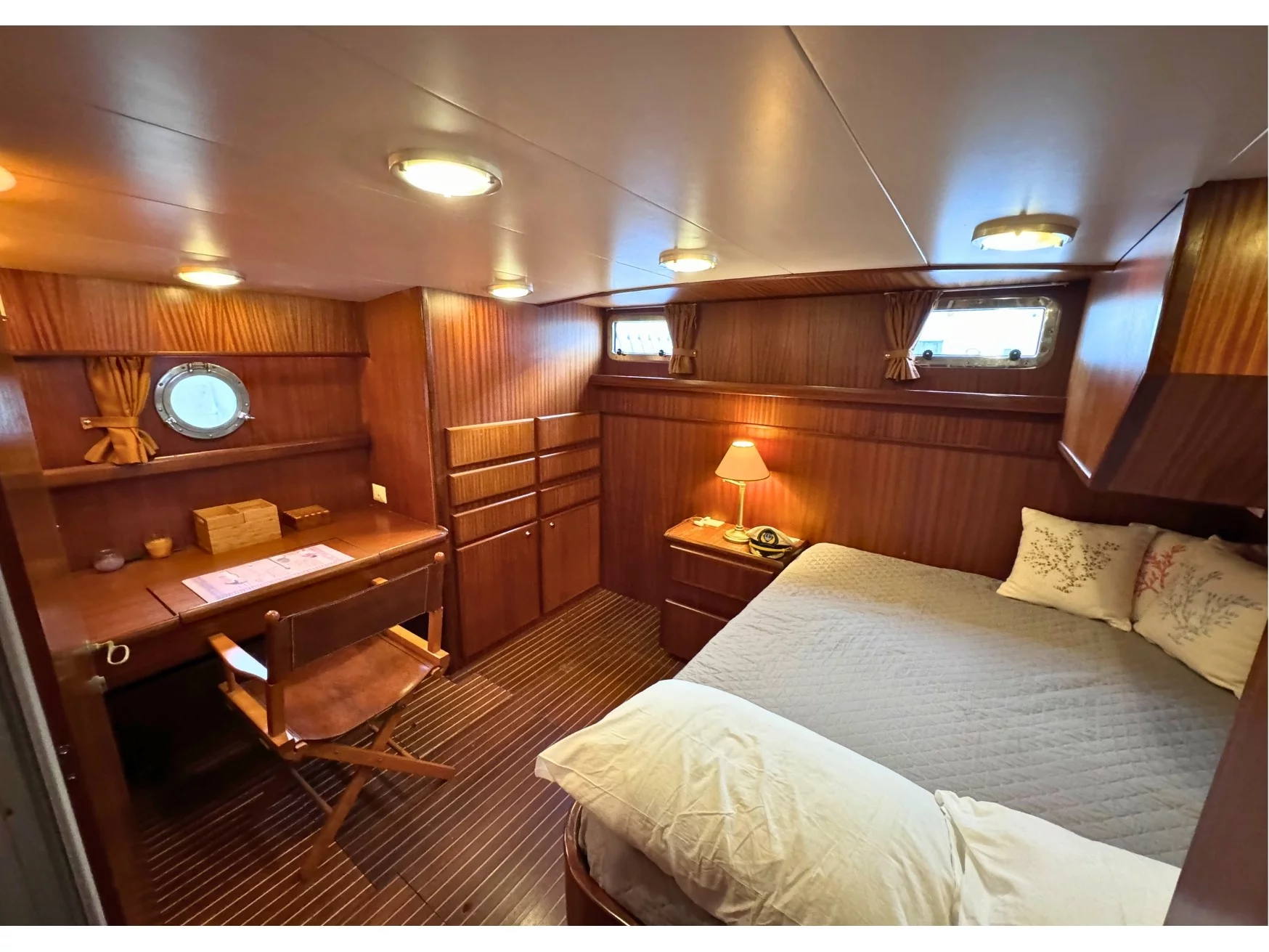 Motorboat (Lupo) Interior image - 10