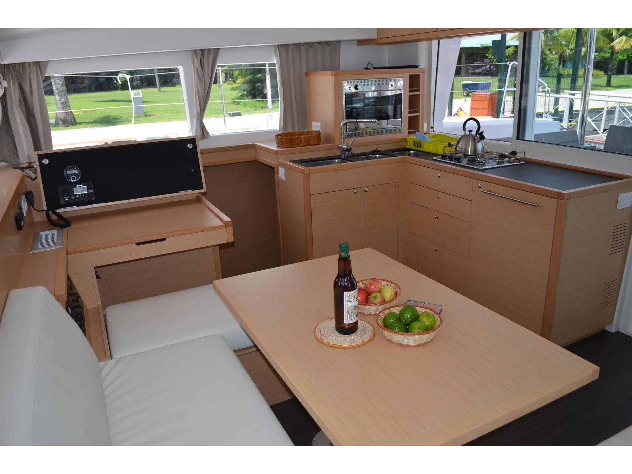 Lagoon 400 S2 (Boa Vida) Interior image - 1