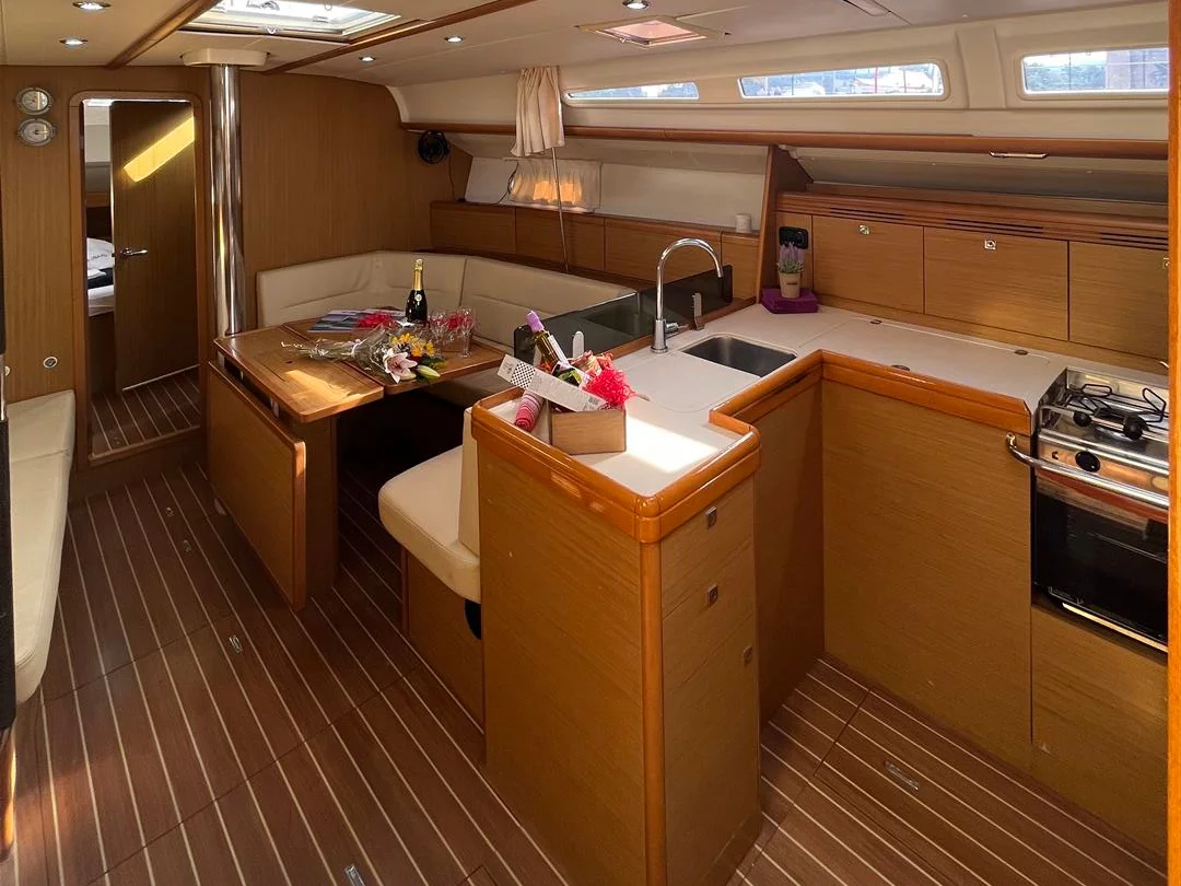 Sun Odyssey 42 i Performance (Waterproof (Performance, Diesel Generator, Electric winch, Bow thruster, Yacht heating system, Solar) Interior image - 12