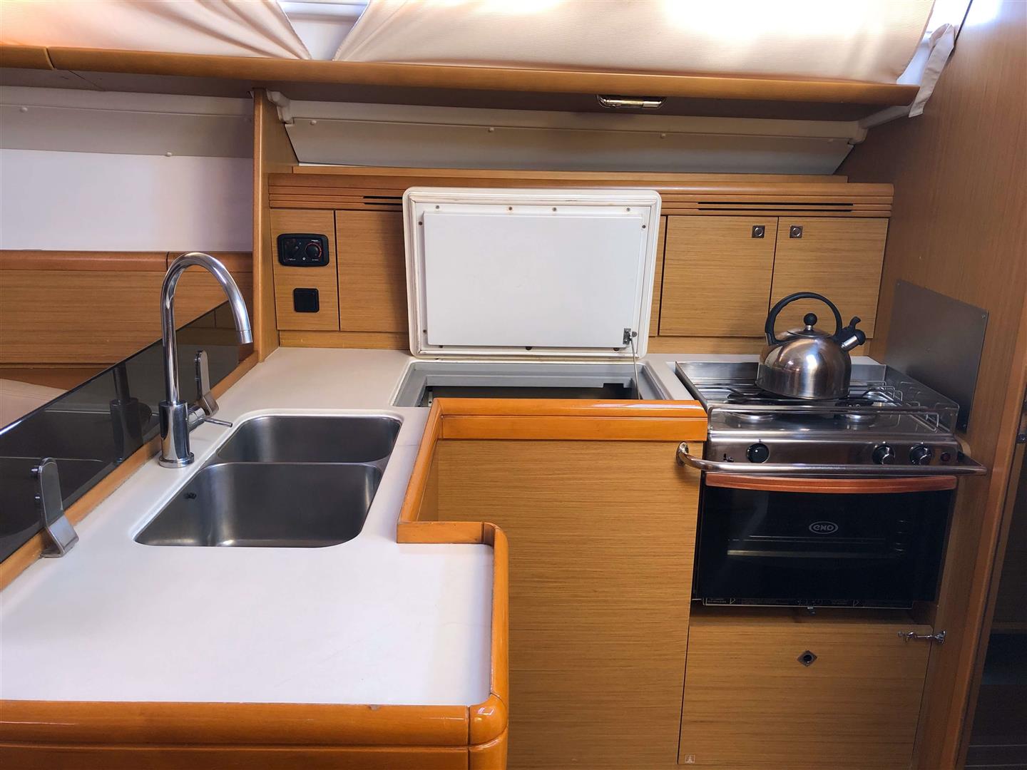 Photo #8 - Sun Odyssey 42 i Performance (Waterproof) in Lavrion - 16310