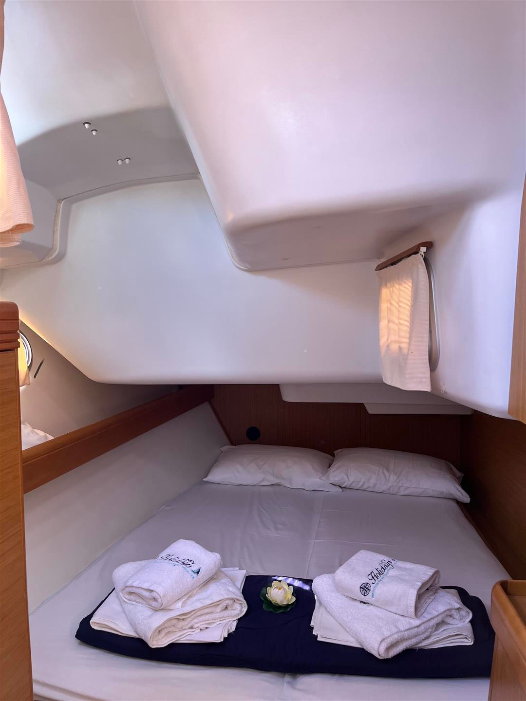 Photo #9 - Sun Odyssey 42 i Performance (Waterproof) in Lavrion - 16310