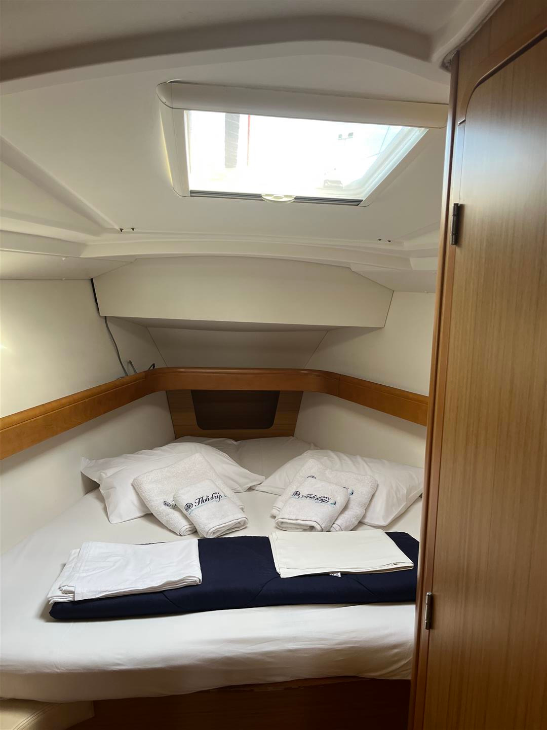 Photo #11 - Sun Odyssey 42 i Performance (Waterproof) in Lavrion - 16310