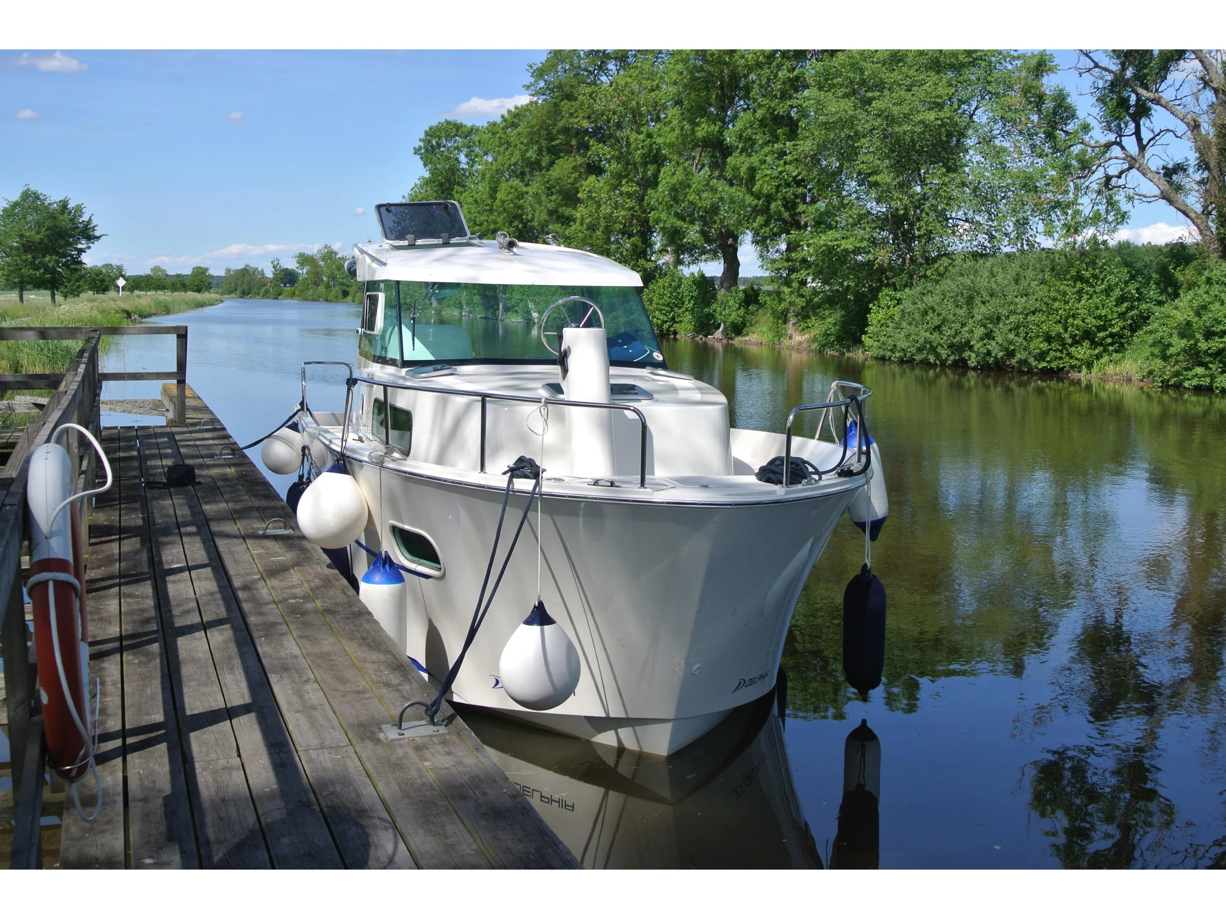 Delphia Escape 800 (Liv) Main image - 0