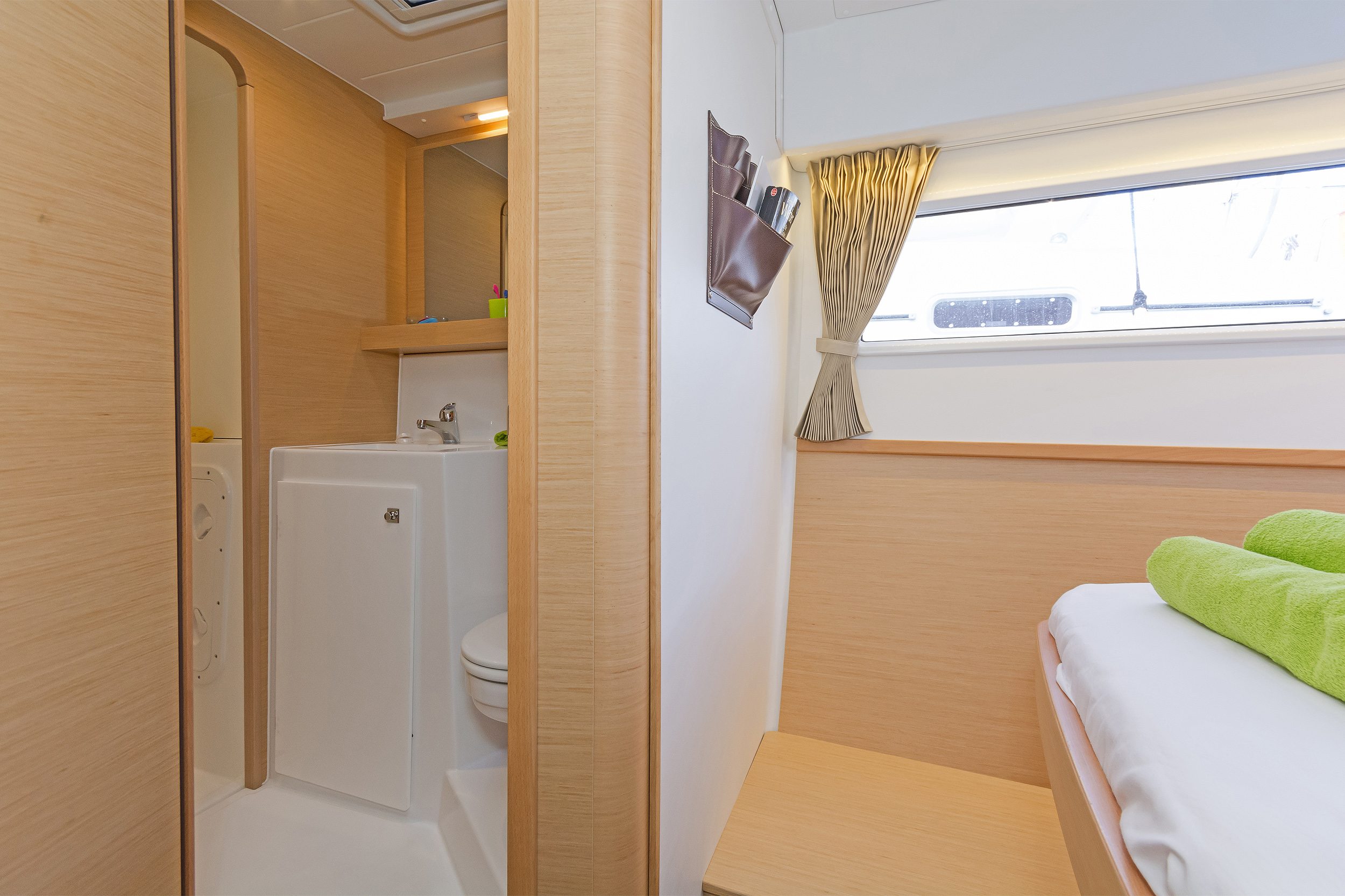 Photo #15 - Lagoon 42 & GEN & WM (Breeze) en Lavrion - 3893