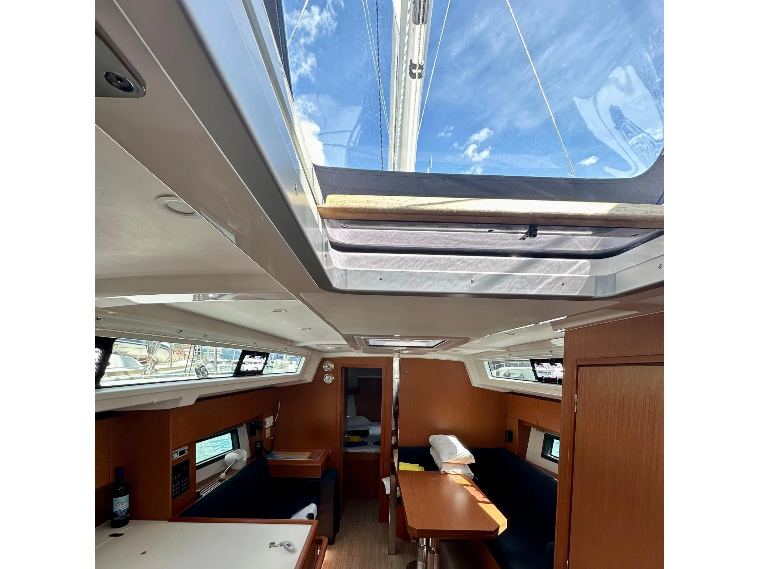 Bavaria C38 (Surf Point) Interior image - 4