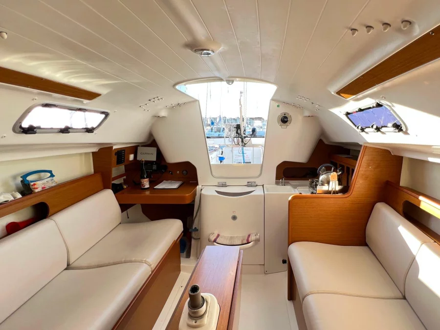 First 31.7 (Romancie) Interior image - 2