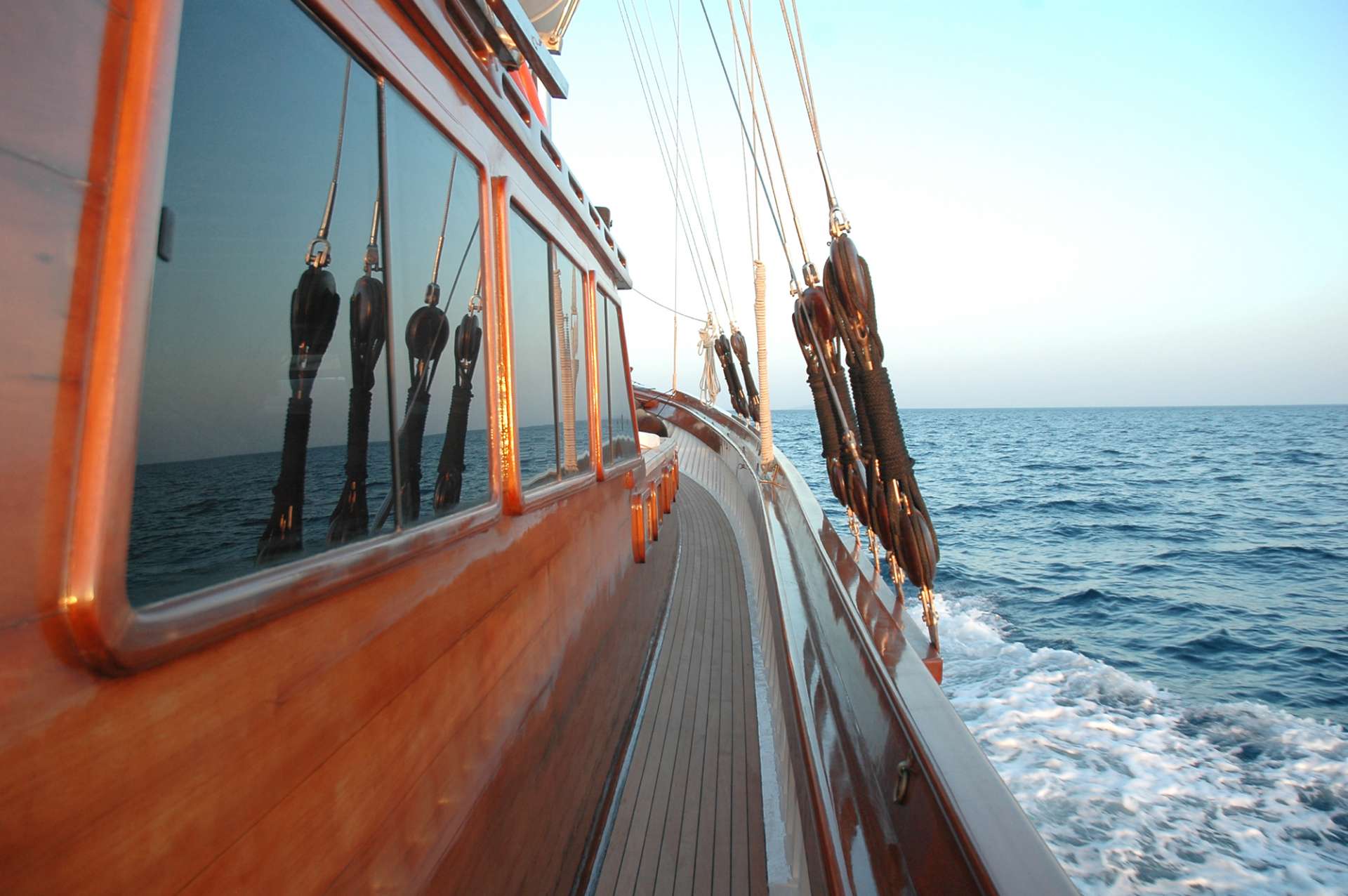 Photo #5 - Custom Motor Sailer 124' (Matina) en Atenas - 18982