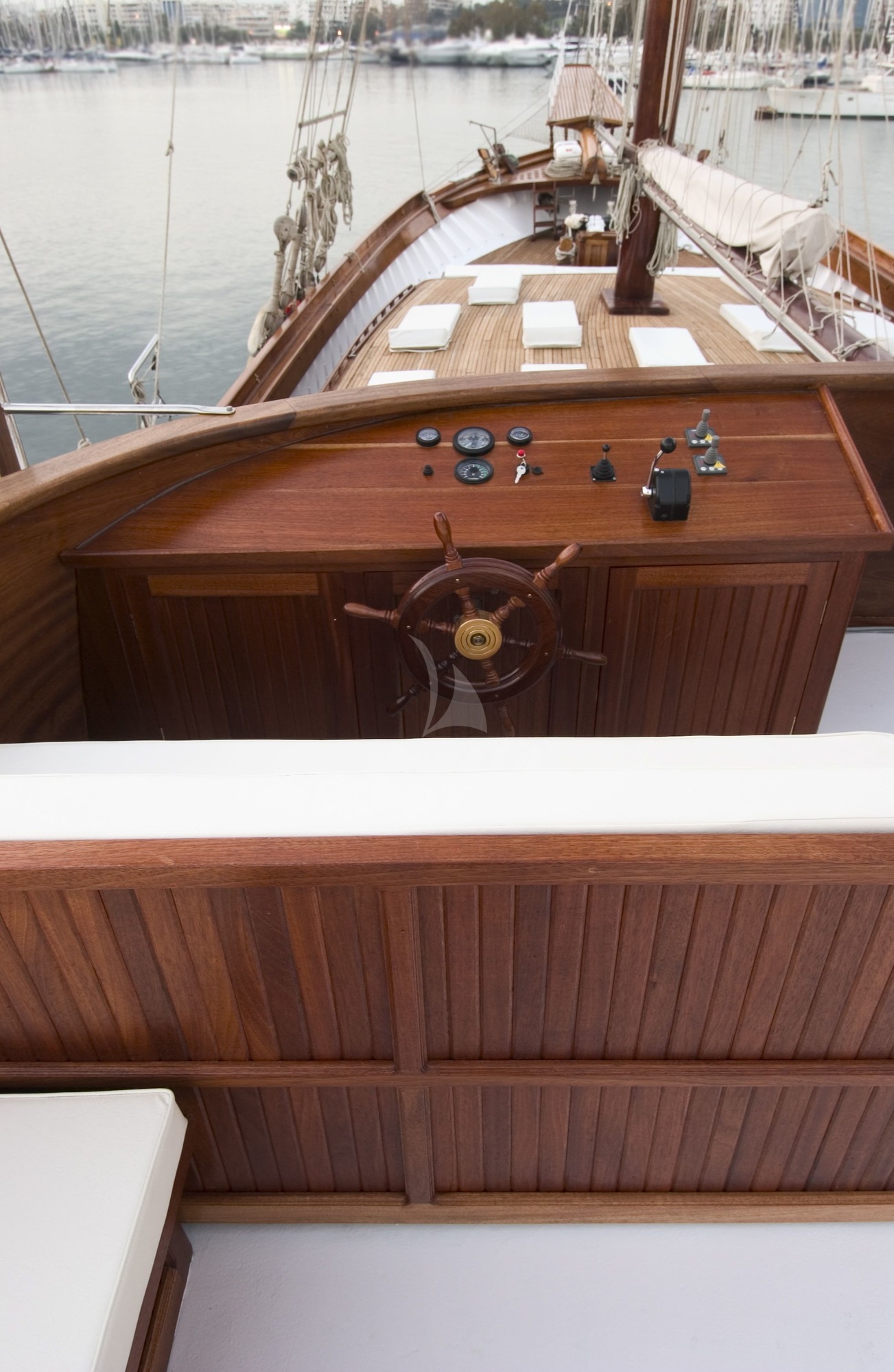 Photo #40 - Custom Motor Sailer 124' (Matina) en Atenas - 18982