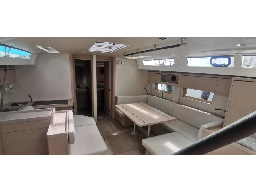 Oceanis 51.1 (LIVING IN SEA (generator, air condition, teak cockpit, pearl grey hull, 1 SUP free of charge)) Interior image - 8