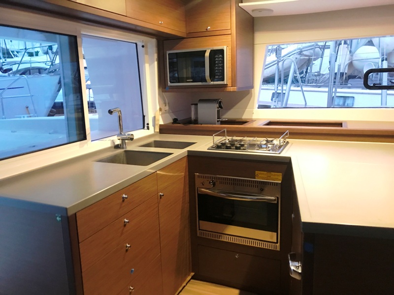 Photo #7 - Lagoon 450 Flybridge (Golden Dream) in Lavrion - 8206