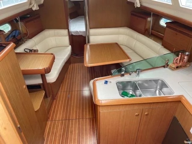 JEANNEAU SUN ODYSSEY 37 (Deep blue) Interior image - 2