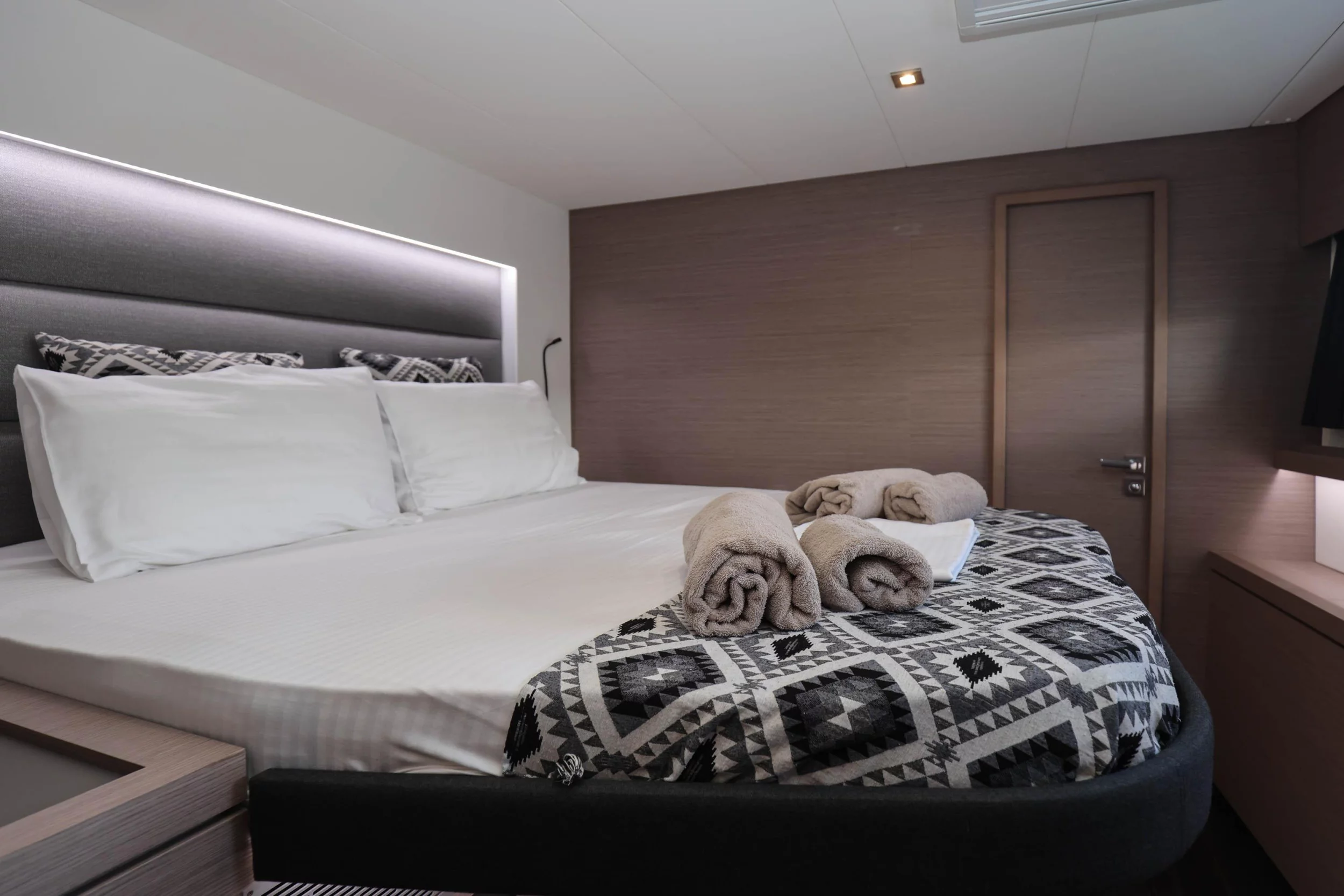 Fountaine Pajot 47 TANNA LUX (GEN, AC, WATERMAKER) (AQUARELLA)  - 1