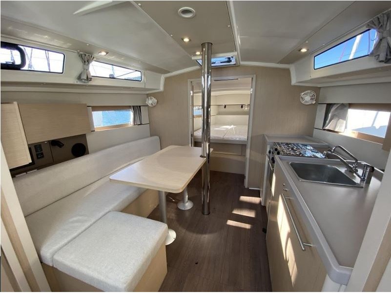 Photo #11 - Oceanis 38.1 (Maximus) in Port Grimaud Sam - 21369
