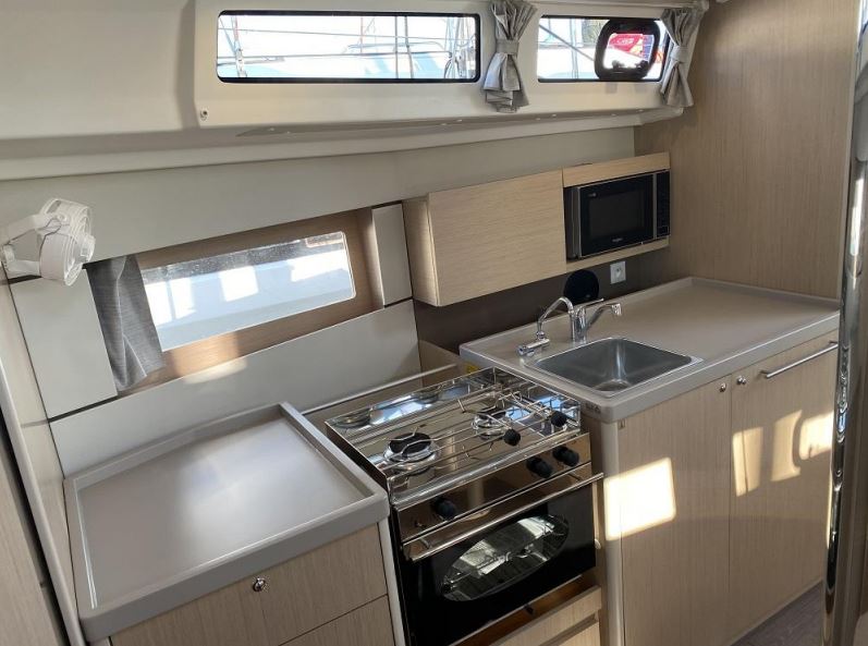 Photo #10 - Oceanis 38.1 (Maximus) in Port Grimaud Sam - 21369