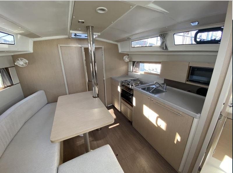 Photo #6 - Oceanis 38.1 (Maximus) in Port Grimaud Sam - 21369
