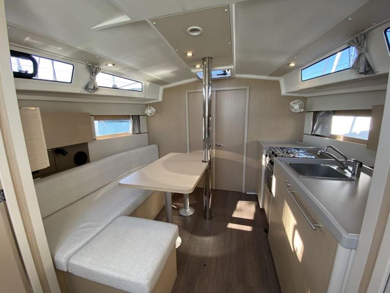 Photo #13 - Oceanis 38.1 (Maximus) in Port Grimaud Sam - 21369