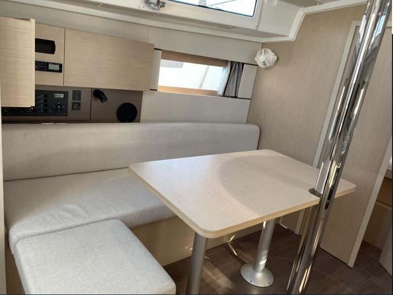 Photo #12 - Oceanis 38.1 (Maximus) in Port Grimaud Sam - 21369